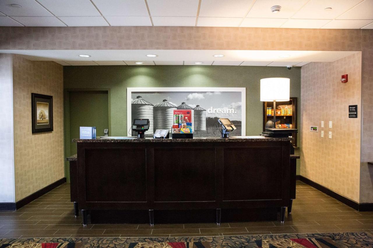 Hampton Inn & Suites Bismarck Northwest Exterior foto