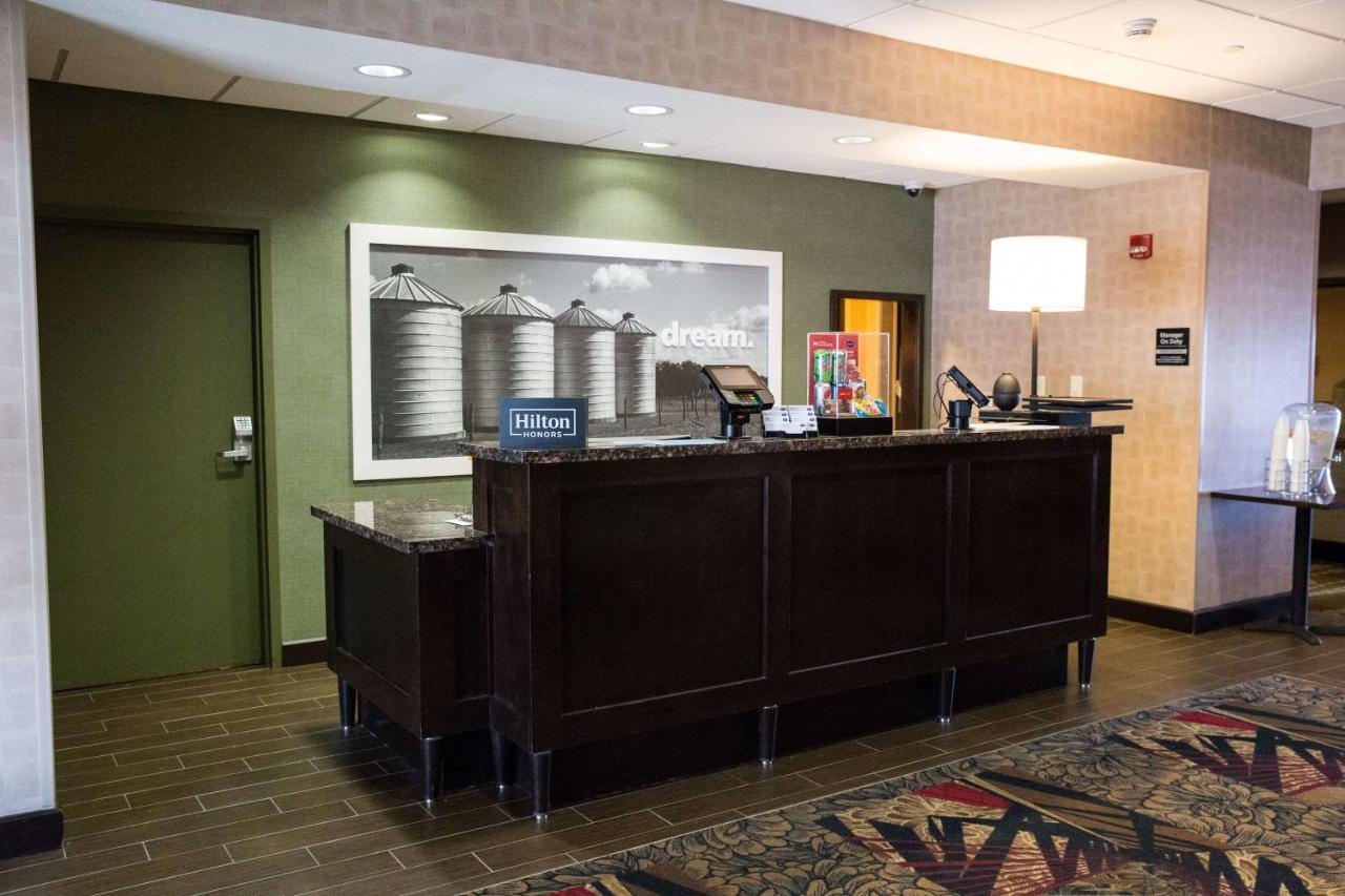 Hampton Inn & Suites Bismarck Northwest Exterior foto