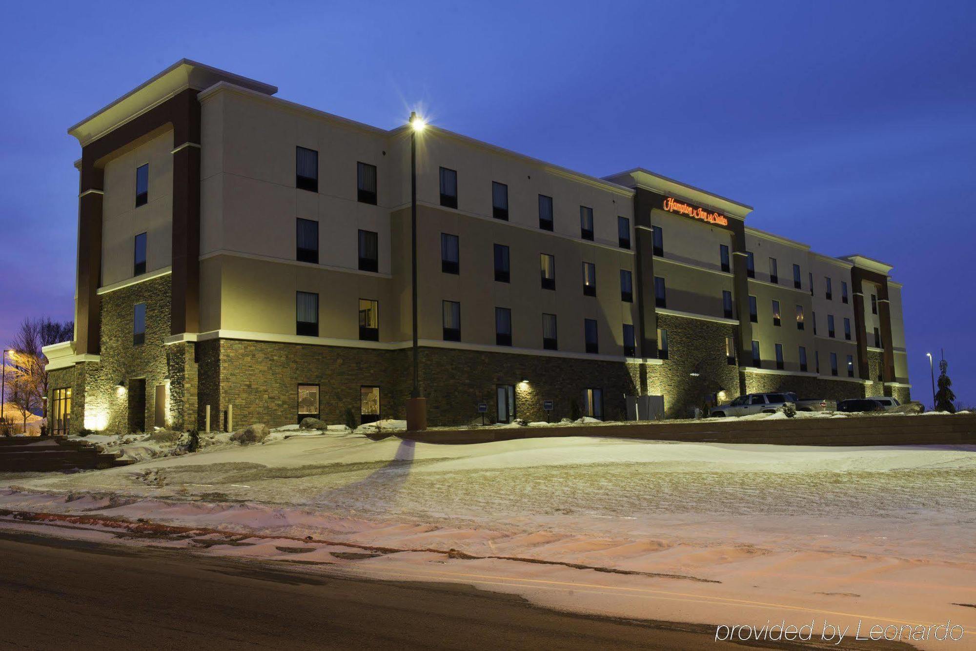 Hampton Inn & Suites Bismarck Northwest Exterior foto